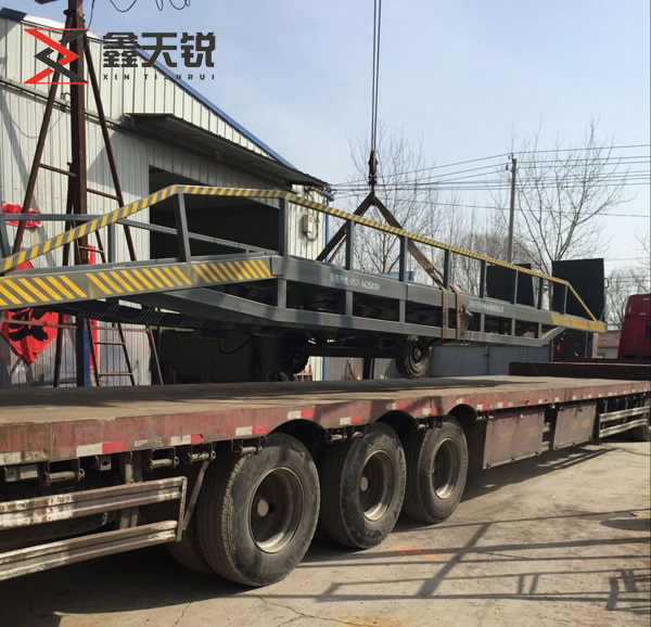 延边移动式登车桥装车发货